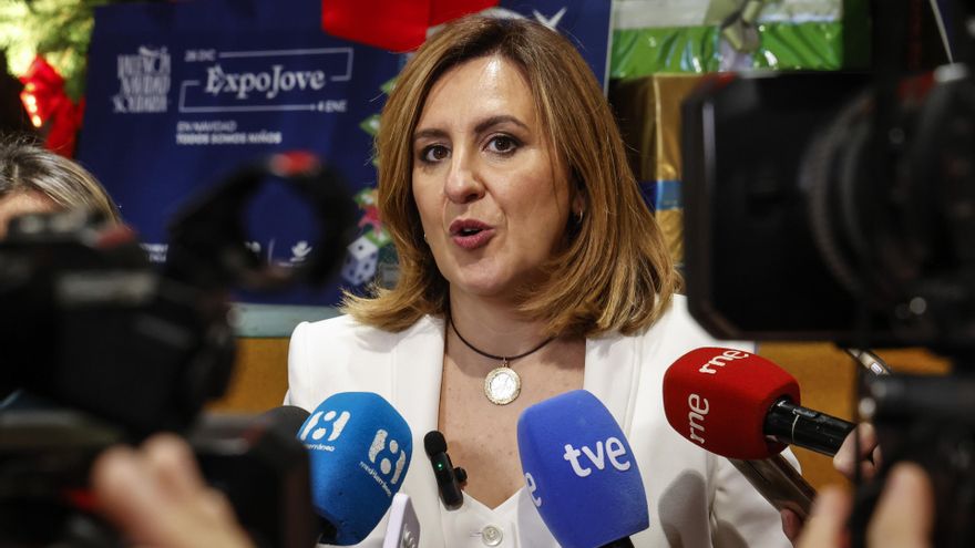 Archivo - La alcaldesa de València, María José Catalá, atiende a los medios de comunicación