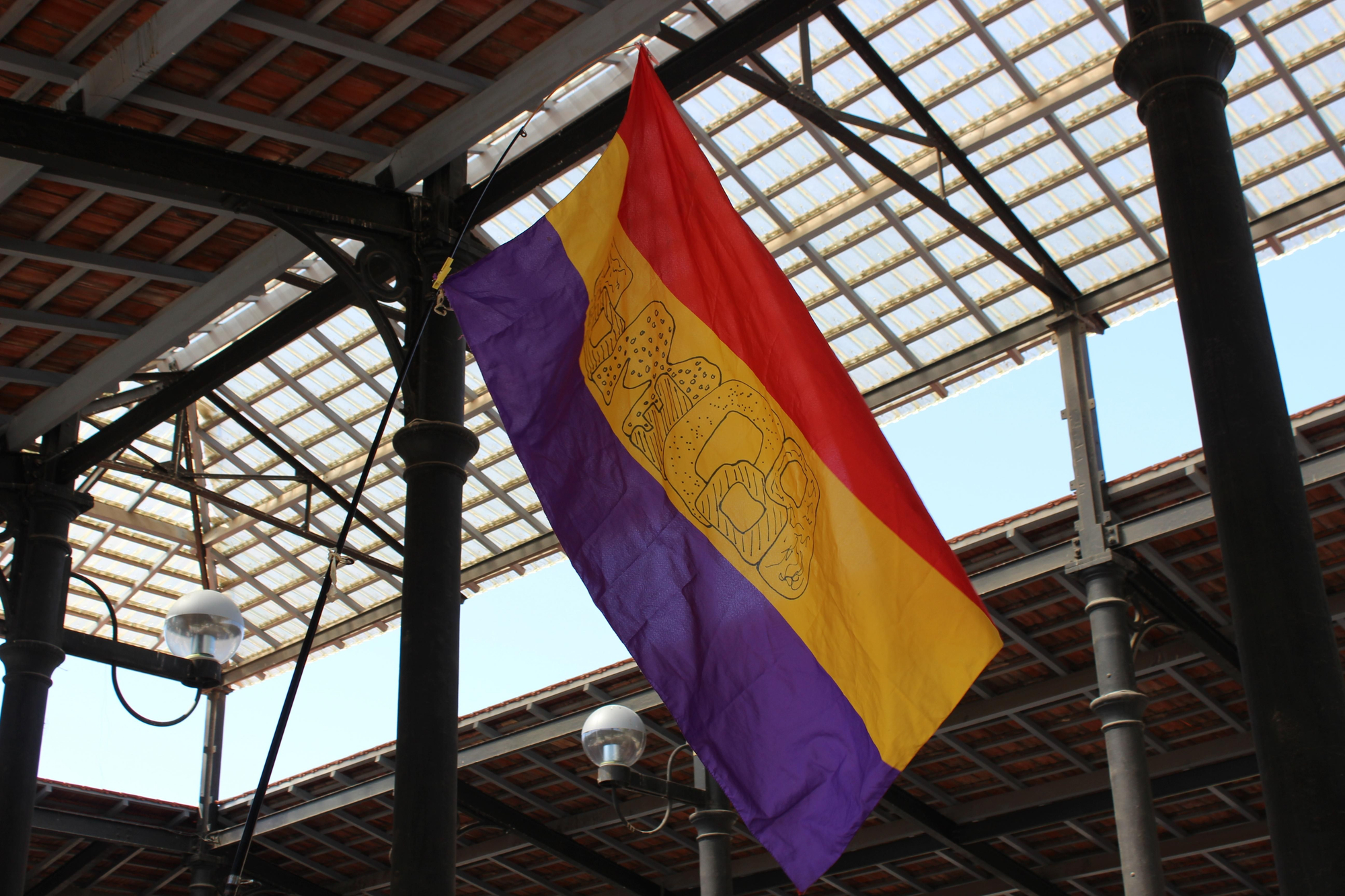 La bandera republicana en el acto de Ganar la Región de Murcia, con la palabra "Podemos" inscrita / PSS