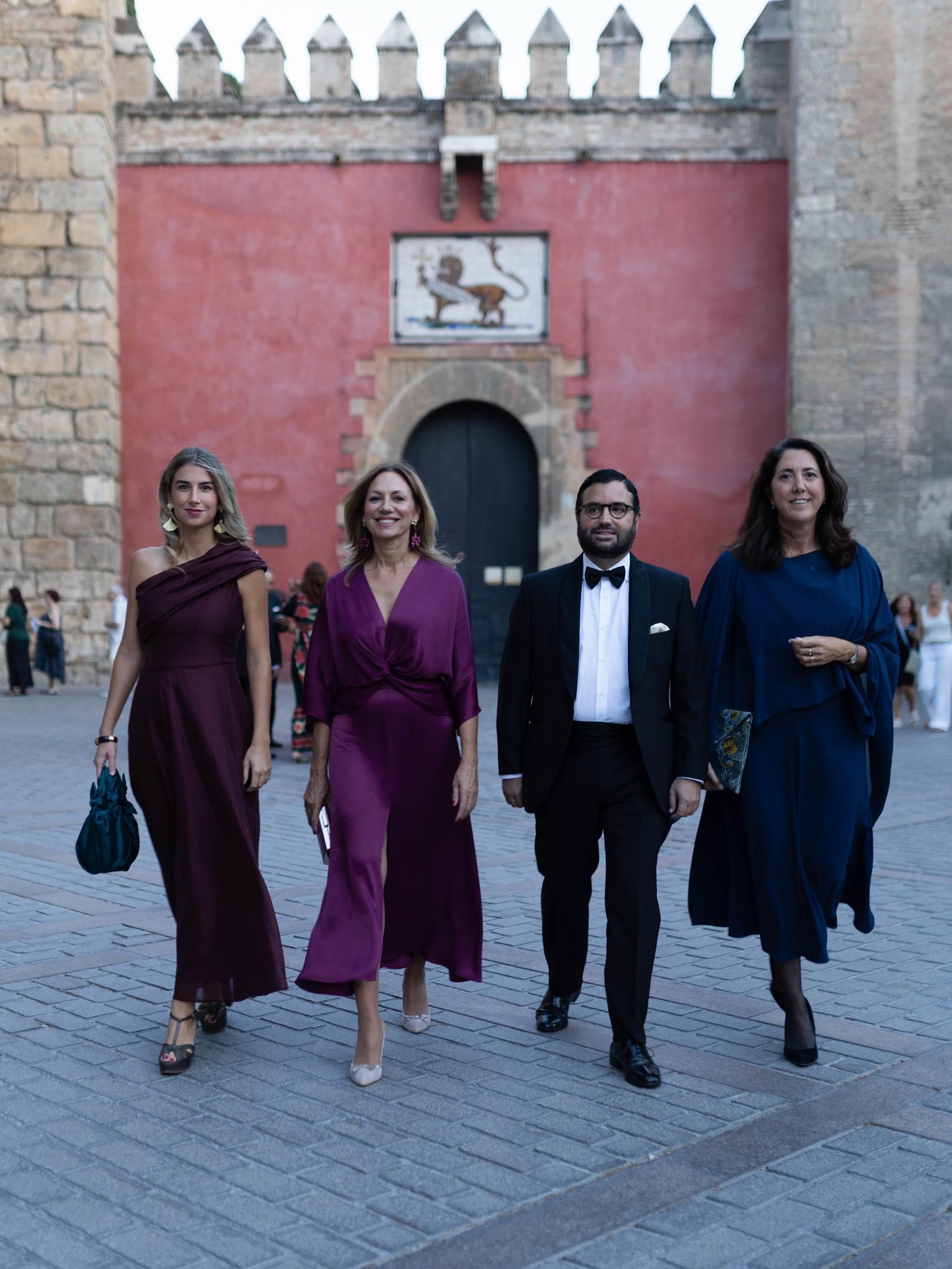Juan Antonio Aguado, escoltado por la diputada nacional Reyes Romero (a su derecha) y la senadora María Pastor (a su izquierda).