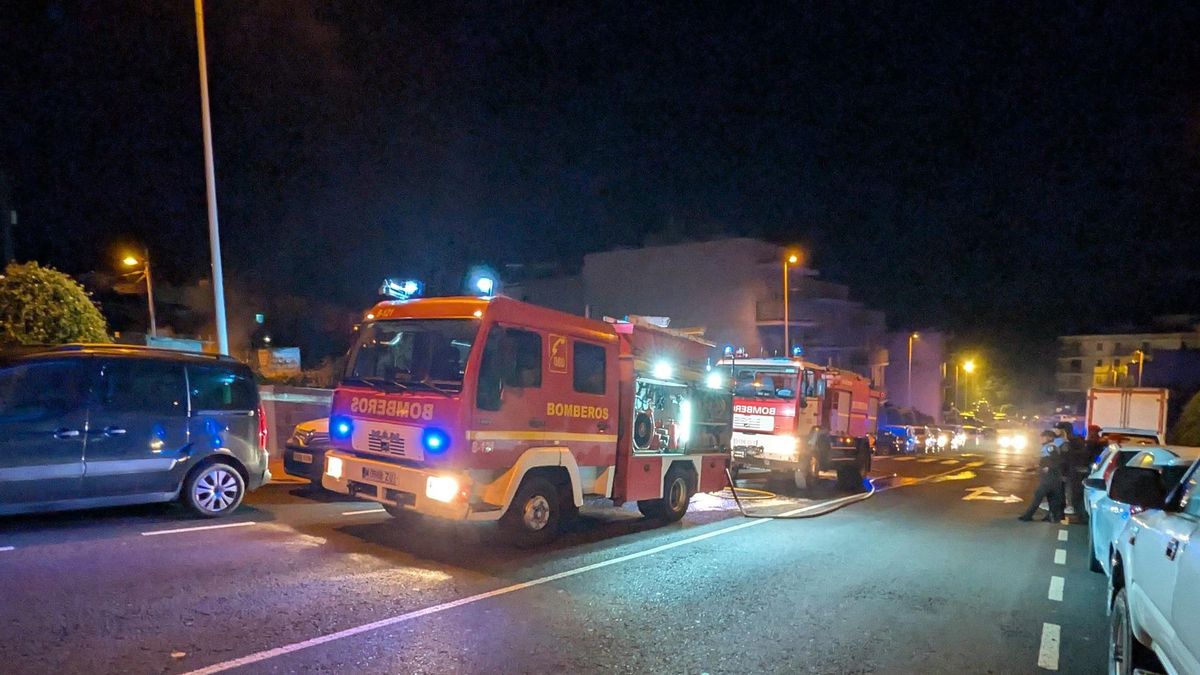 Vehículos de Bomberos La Palma que se desplazaron para apagar el incendio en un cuarto de aperos en el casco urbano de Los Llanos de Aridane.