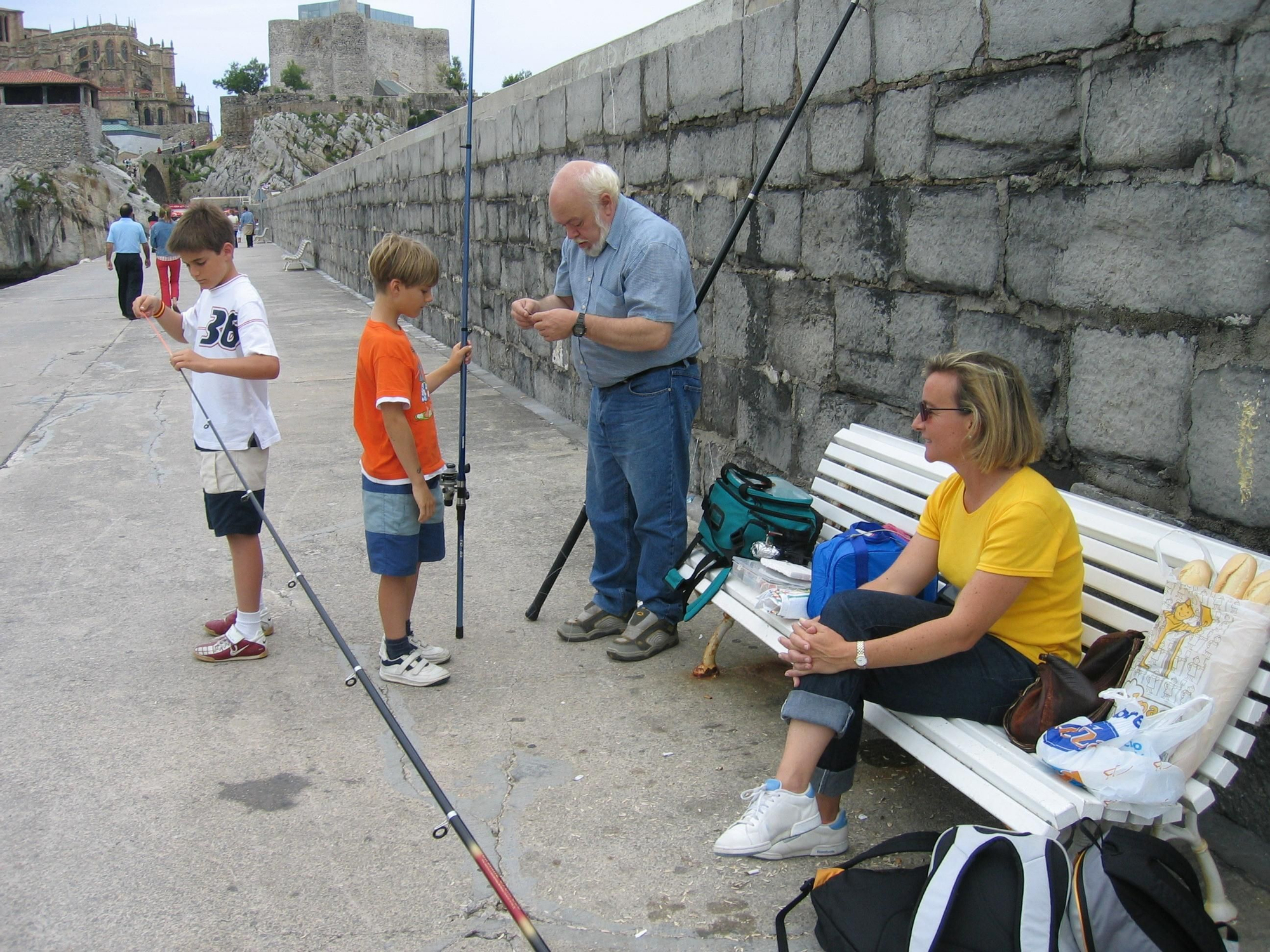 Maelín, el hijo de Francisco Bedoya, junto con la familia de Antonio.
