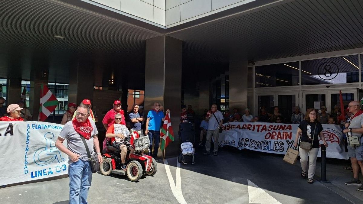 Javi en su silla de ruedas y el resto de manifestantes por trenes accesibles en Bilbao