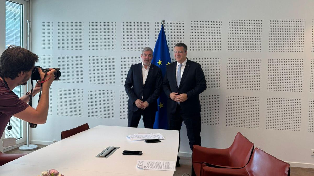 El presidente de Canarias, Fernando Clavijo, este miércoles en una reunión con el comisario europeo de Transporte Sostenible y Turismo, Apostolos Tzitzikostas.