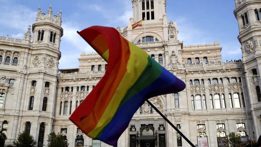 Almeida confirma que no pondrá la bandera LGTBI en Cibeles durante el Orgullo