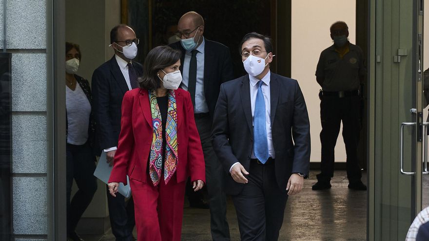 La ministra de Defensa, Margarita Robles y el ministro de Asuntos Exteriores, Unión Europea y Cooperación, José Manuel Albares, a su llegada al acto de condecoración a los empleados del Ministerio que colaboraron en el dispositivo de evacuación en Afganistán, en el Palacio de Viana, a 28 de septiembre de 2021, en Madrid, (España).