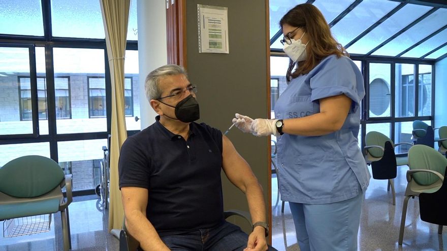 Román Rodríguez recibe la primera dosis de la vacuna de AstraZeneca