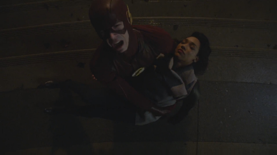 Barry llora desconsolado con Iris muerta en sus brazos.