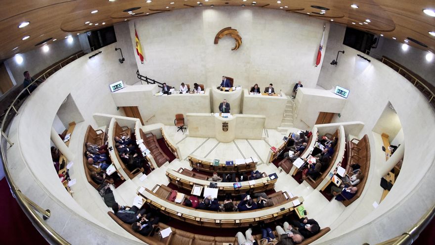 Archivo - Vista general de la sesión plenaria en el Parlamento de Cantabria