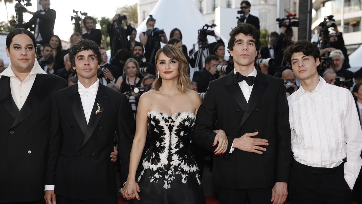 Todo el equipo de 'La bola negra' en Cannes
