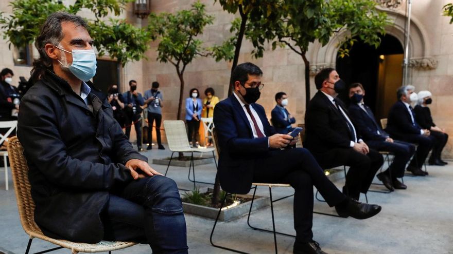 El presidente de Omnium Cultural, Jordi Cuixart, y el secretario general de Junts, Jordi Sànchez, en el Palau de la Generalitat.