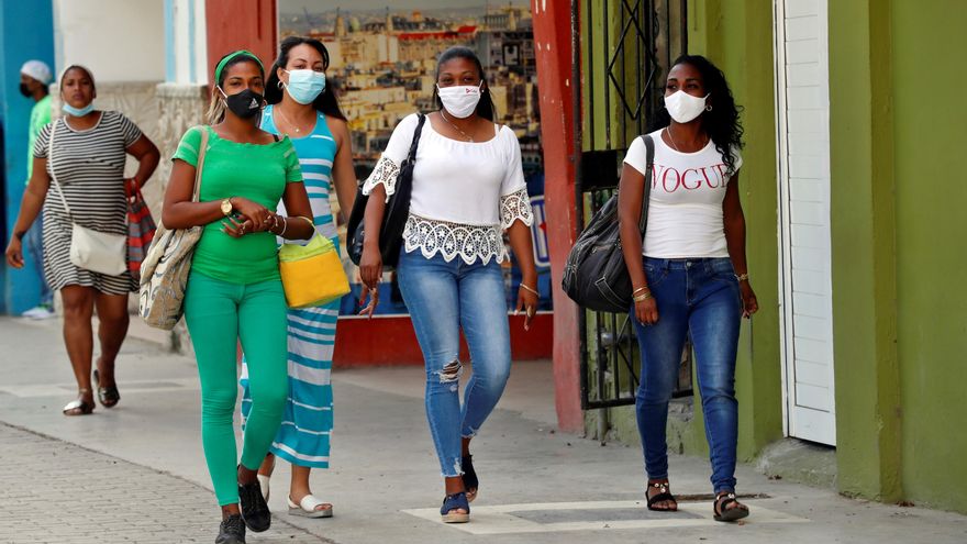 Grupos de personas con tapabocas caminan por una calle de La Habana (Cuba), en una fotografía de archivo. EFE/Ernesto Mastrascusa