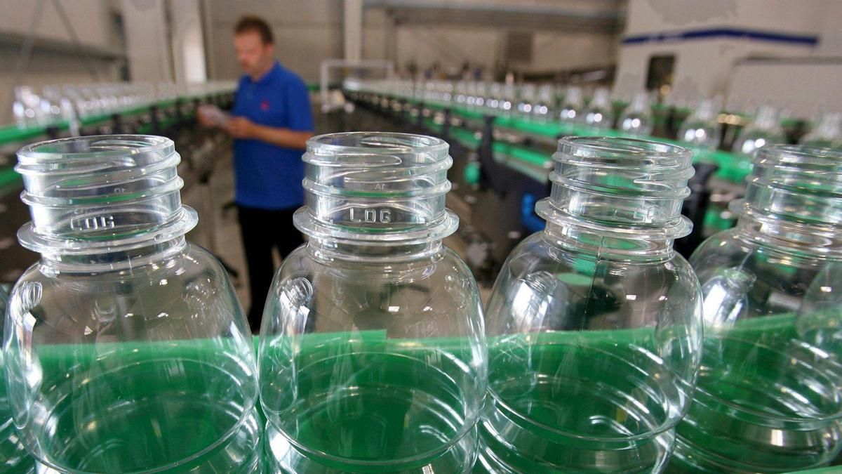Botellas de plástico.