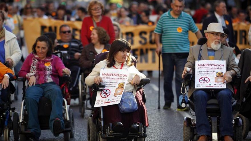 La lista de dependientes esperando a recibir servicios o prestaciones que les han reconocido aumentó en 20.000 personas más en 2019 hasta llegar a los 270.000 personas, pero también se han incrementado las pendientes de valoración de la dependencia que ya ascienden a 160.000, 30.000 más que hace un año. EFE/Kai Försterling/Archivo