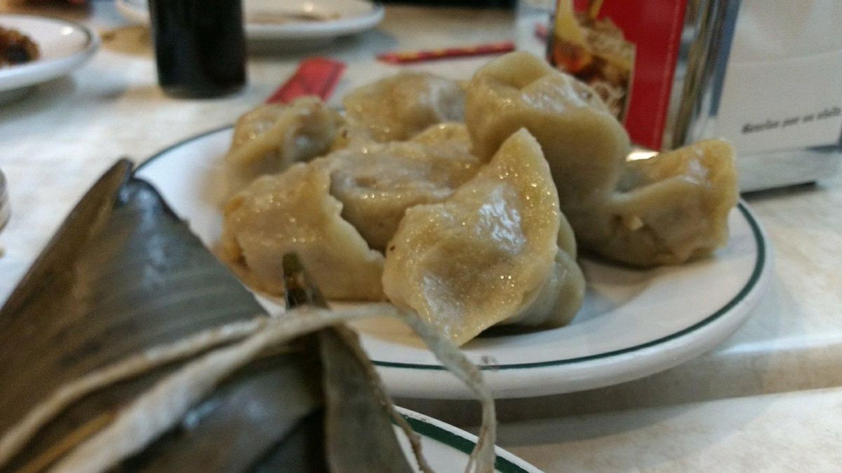 Las empanadillas del chino de Plaza España, con el zongzi de estrella invitada