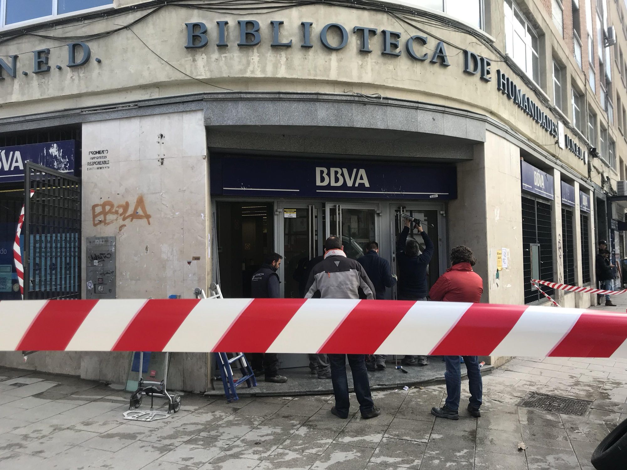 Destrozos en la Biblioteca de la UNED en Lavapiés.