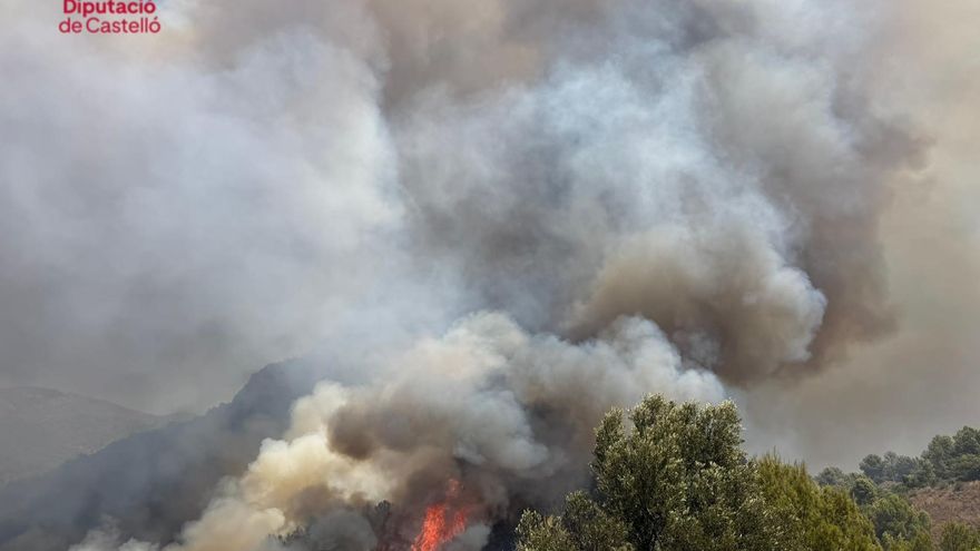 Siete medios aéreos y numerosos terrestres trabajan en un incendio en La Vall d'Uxiò