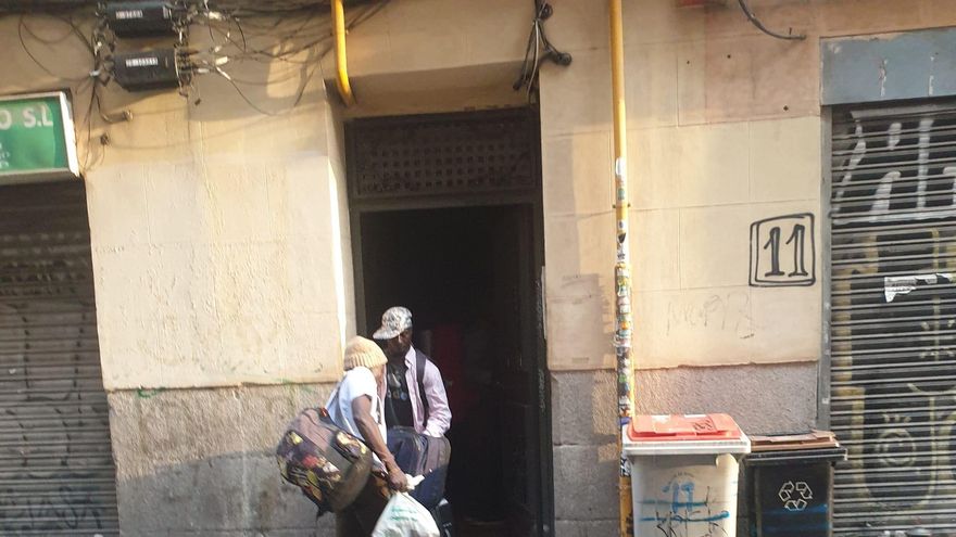 En mi edificio hay un narcopiso: un año de basura, amenazas y agresiones en Lavapiés