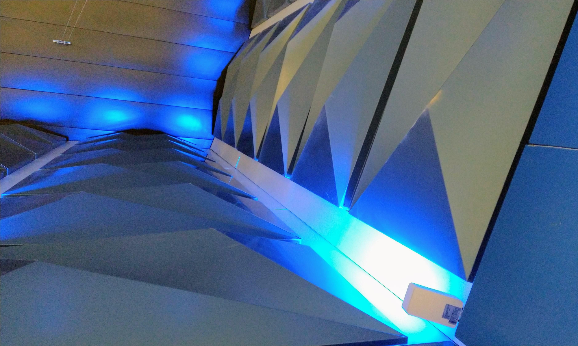 Estación Gran Vía - paneles de decoración azul en las paredes