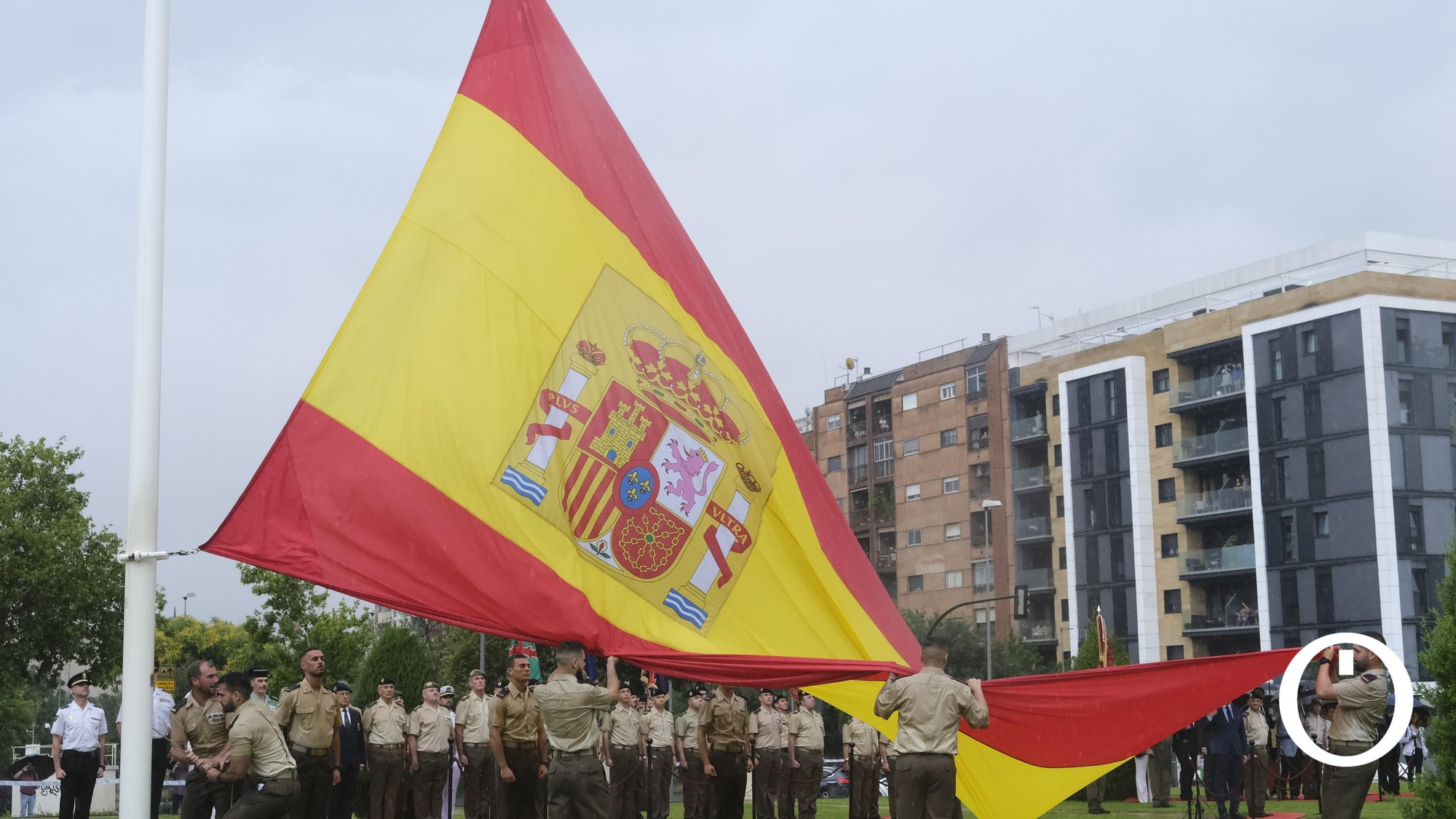 Izado de la bandera de España en la Plaza de España