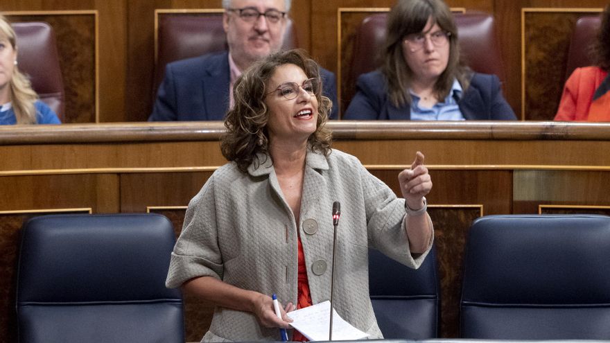 La ministra de Hacienda y Función Pública, María Jesús Montero, interviene en una sesión plenaria en el Congreso de los Diputados, a 25 de mayo de 2022, en Madrid (España).