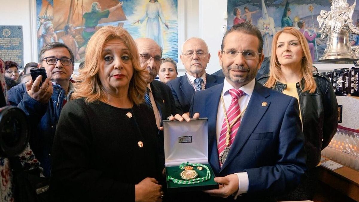 La familia de Chiquito dona la Medalla de Andalucía a la cofradía del Cautivo