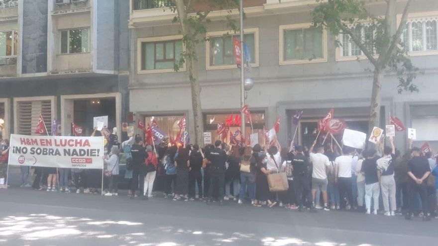 Trabajadoras y trabajadores de H&M protestan frente a una tienda en la calle Velázquez de Madrid, este 19 de mayo de huelga contra el ERE que ha planteado la multinacional.