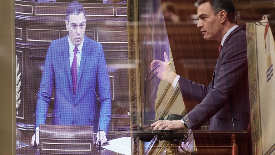 Doble exposición del presidente del Gobierno, Pedro Sánchez,  en una sesión plenaria en el Congreso de los Diputados