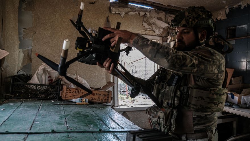 Un soldado de la unidad de inteligencia ucraniana 'Ochi' del 120.º Regimiento de Reconocimiento trabaja en un dron de ataque en la localidad de Chasiv Yar, región de Donetsk, Ucrania, 11 de septiembre de 2024.
