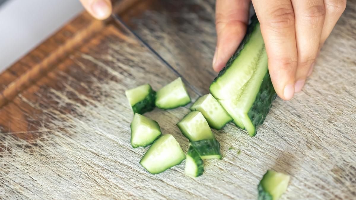 Corta el pepino en pequeños daditos