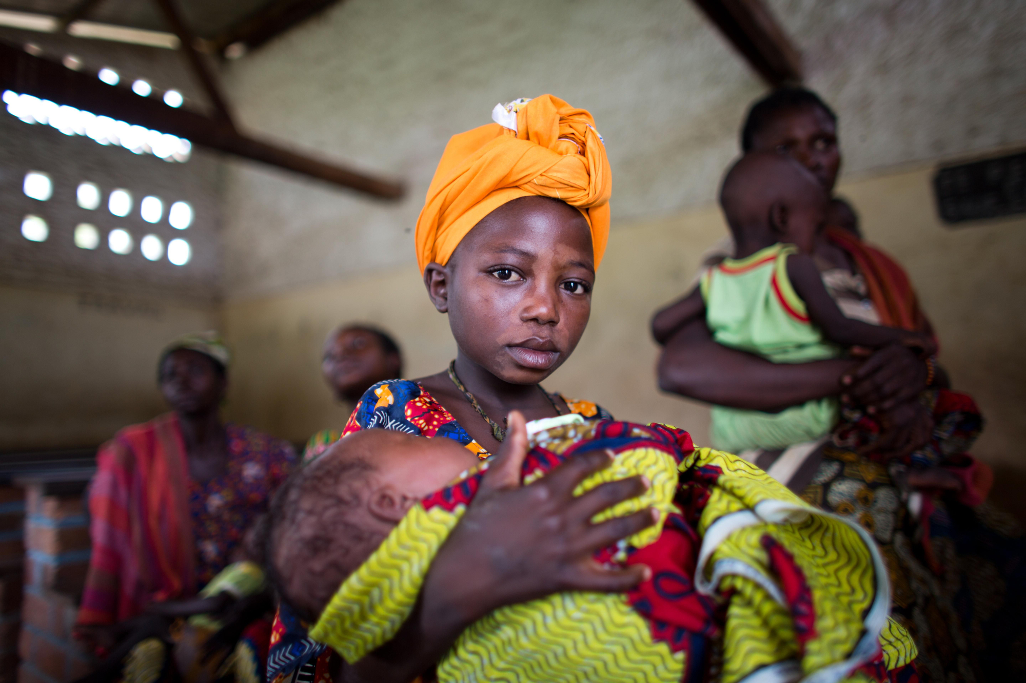 La malaria no es una enfermedad complicada ni tiene un tratamiento costoso. Sin embargo, el año pasado, la enfermedad acabó con la vida de 627.000 personas. El 90% de las víctimas vivía en África subsahariana. Mujeres y niños esperan tratamiento en una clínica móvil en República Centroafricana donde es la malaria es una de las principales enfermedades entre los menores de cinco años. Fotografía: Tom Koene