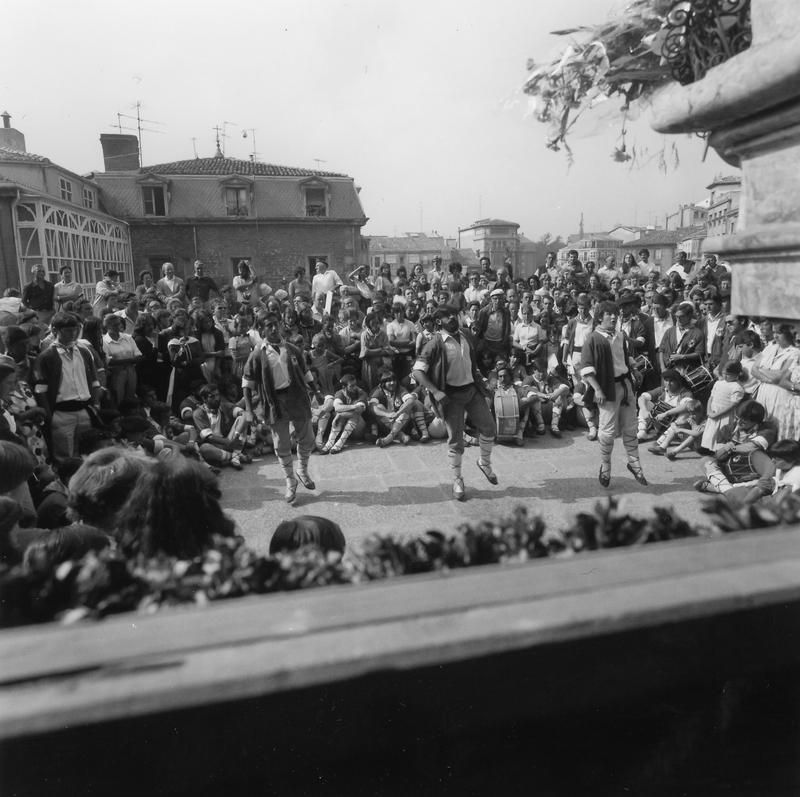 Aurreskus a la patrona en las fiestas de La Blanca de 1980