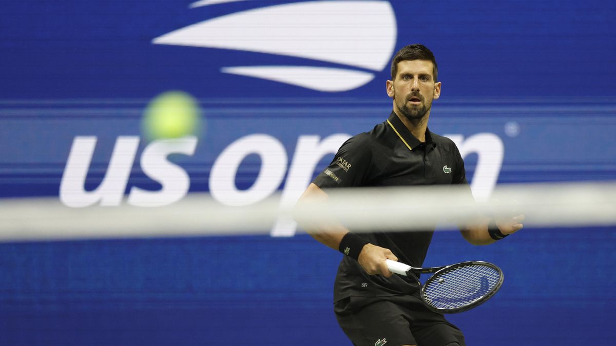 Novak Djokovic en acción contra Jan-Lennard Struff en su partido de octavos en el US Open