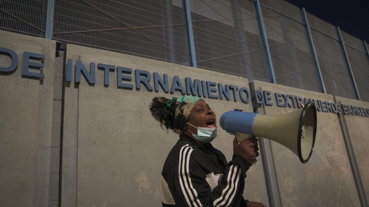 Cuatro historias de abusos dentro del CIE de Barcelona: “No entiendo qué he hecho mal para estar aquí”