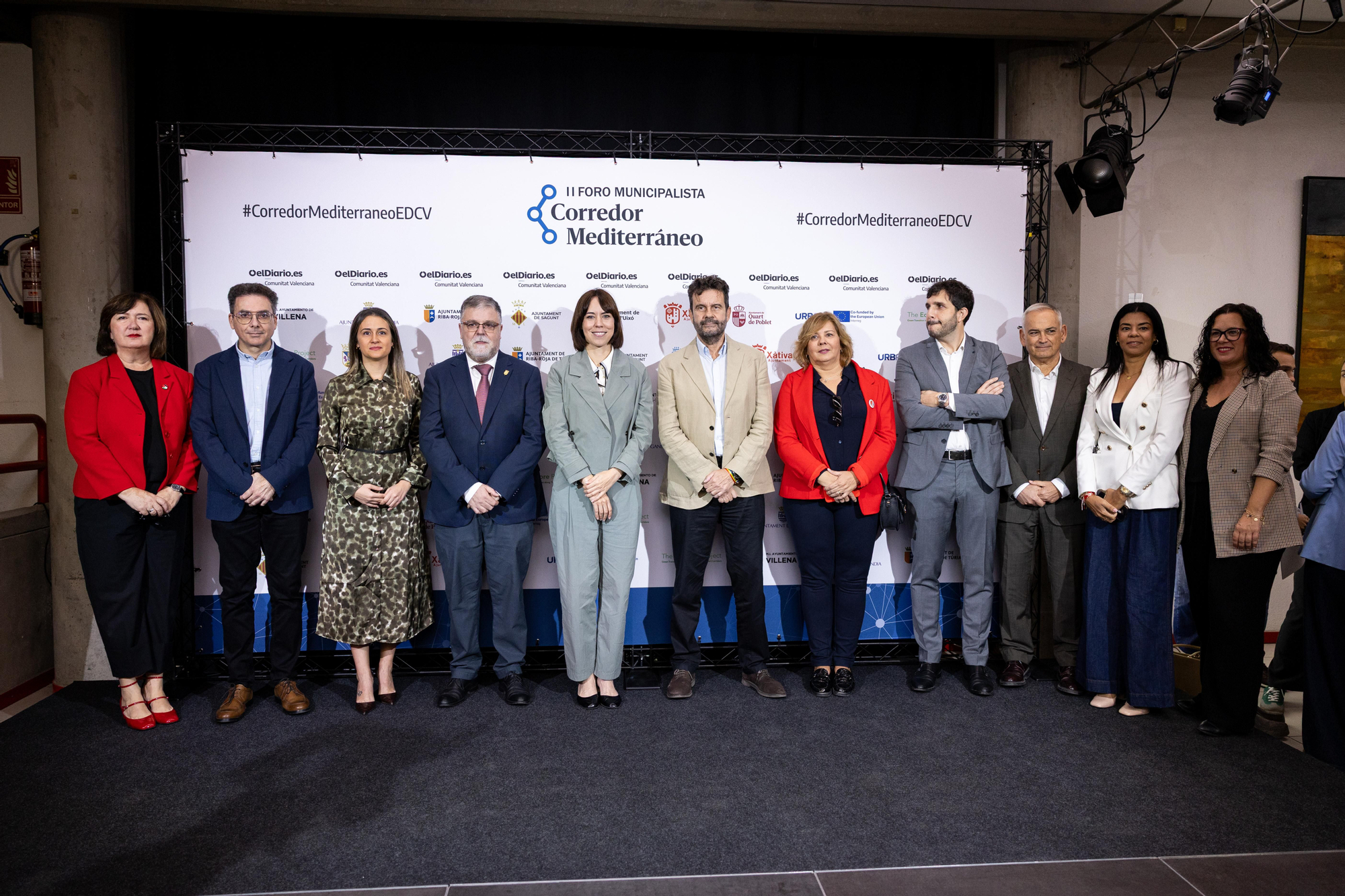 El alcalde de Villena, Fulgencio Cerdán, la ministra Diana Morant y el director de elDiario.es en la Comunitat Valenciana, Sergi Pitarch, junto a algunos de los asistentes al II Foro Municipalista Corredor Mediterráneo.