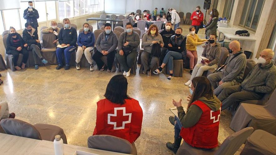 ALICANTE (COMUNIDAD VALENCIANA).- 24/03/22.- Cruz Roja Alicante presta atención psicológica a los refugiados ucranianos con talleres y atención personalizada tanto a adultos como a niños. Angustia, insomnio, pesadillas, llantos, estado de hipervigilancia... son algunos de los síntomas que se repiten en las personas que han huido de la guerra en Ucrania. Ya han llegado a España, sus vidas no corren peligro, pero ahora les toca lidiar con el trauma y el acompañamiento de los psicólogos que les atienden a su llegada les ayuda a gestionar sus emociones.