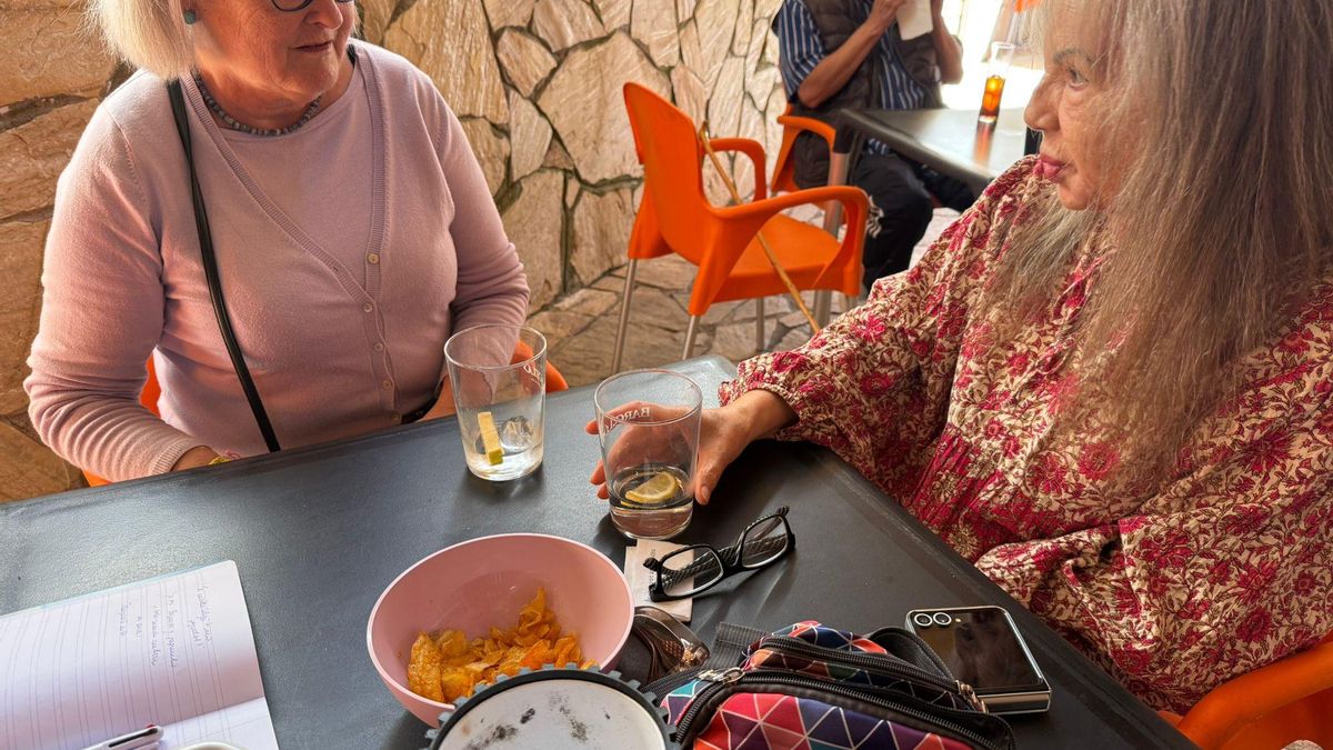 Argentina y Domitila, en uno de los bares del pueblo.