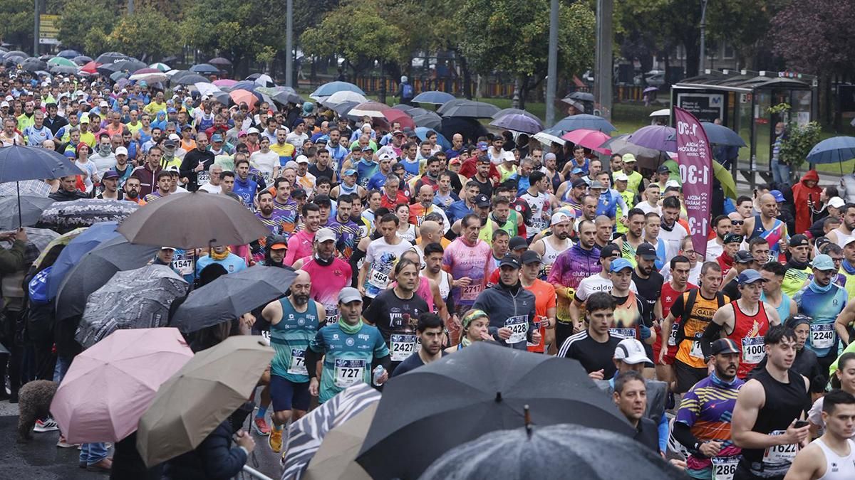 La salida de la Media Maratón de Córdoba bajo la lluvia, en imágenes