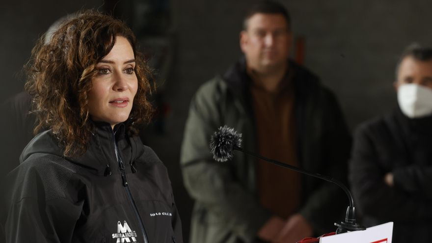 La presidenta de la Comunidad de Madrid, Isabel Díaz Ayuso, durante su visita este viernes a la explotación agropecuaria El Espino de Brunete. EFE/Zipi