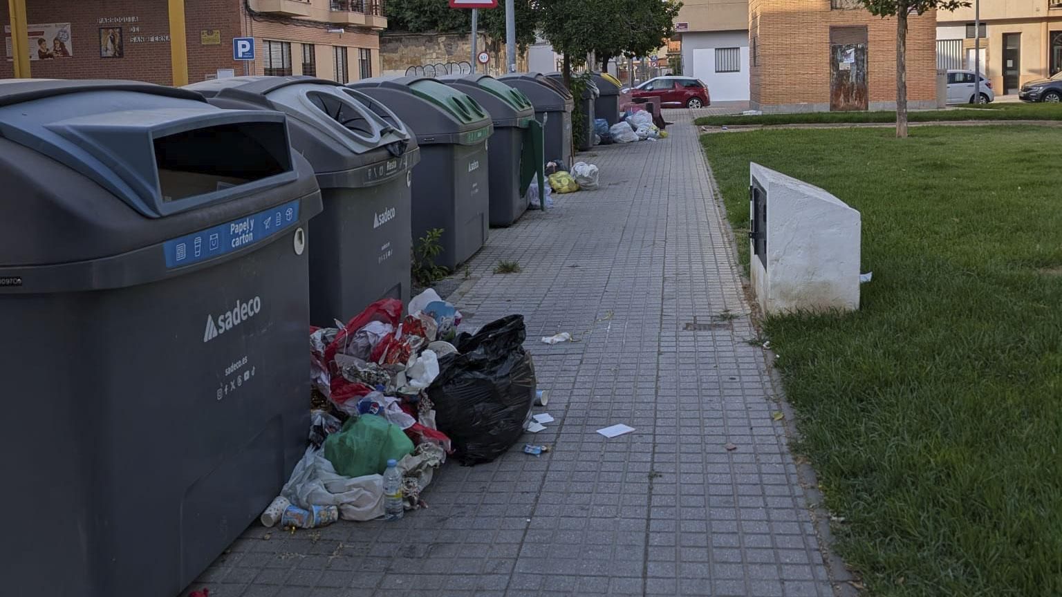 Las quejas e imágenes de la basura sin recoger se multiplican por la ciudad