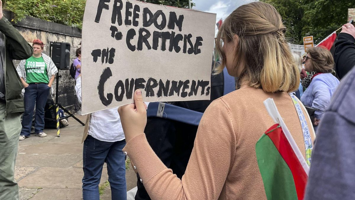 Una manifestante contra la visita de Trump a Escocia muestra una pancarta que reza "Libertad para criticar al Gobierno"