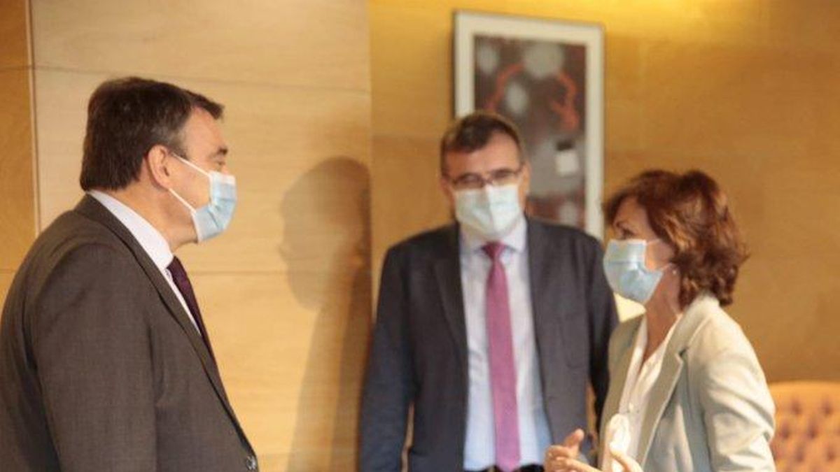 La vicepresidenta Carmen Calvo y el secretario de Estado de Relaciones con las Cortes, José Antonio Montilla, en una reunión en el Congreso