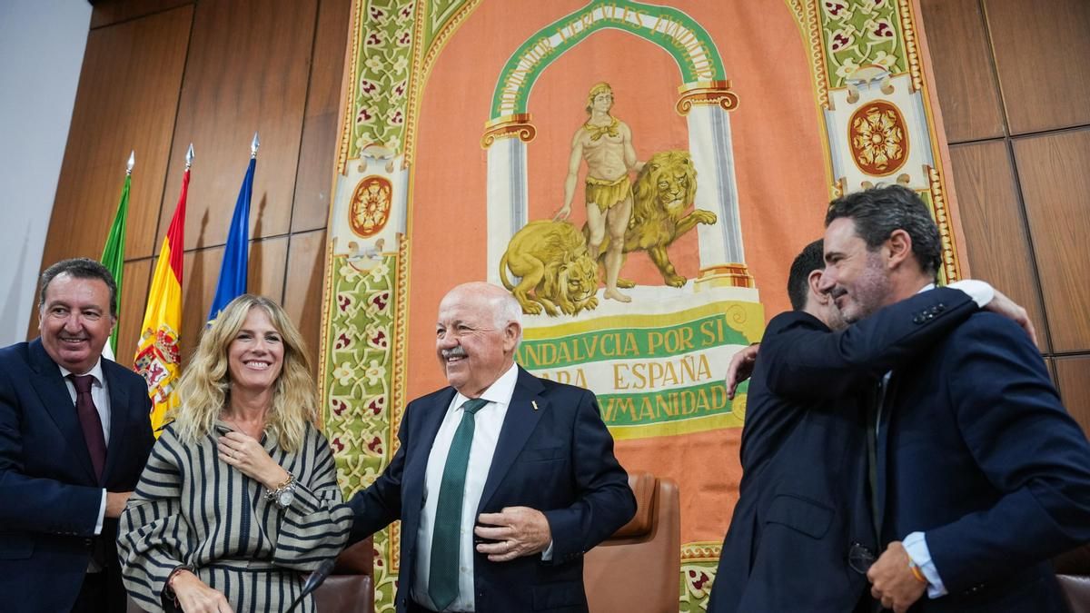 El reelegido presidente del Parlamento de Andalucía, Jesús Aguirre (c), junto a la vicepresidente primera de la cámara, la popular Ana María Mestre (2i); el vicepresidente segundo, el socialista, Fernándo López Gil (2d); el tercer vicepresidente, el popul