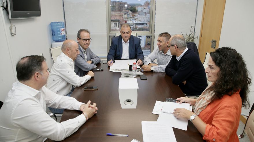 El consejero de Fomento, Roberto Media, se reúne con los alcaldes de los municipios por los que transcurrirá la senda peatonal y carril bici de Los Puentes