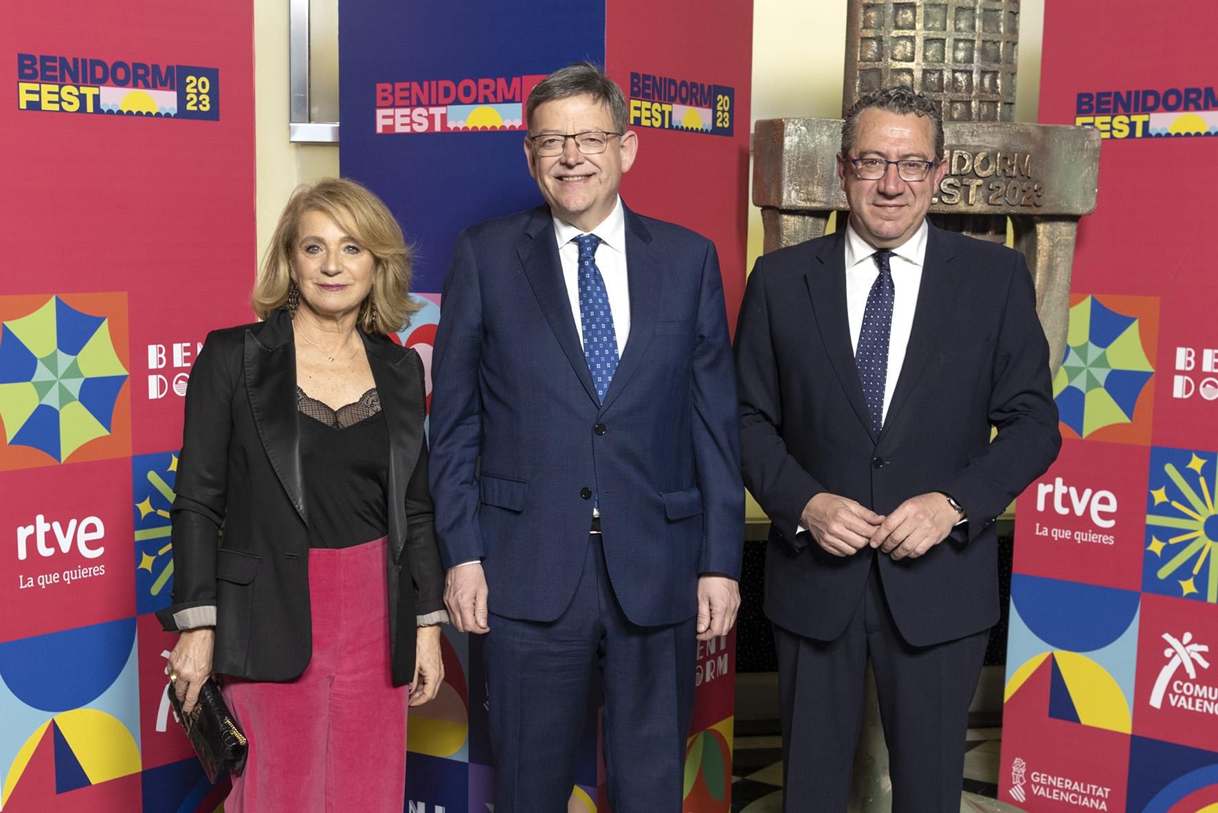 Elena Sanchez Caballero, Ximo Puig y Antonio Pérez en la alfombra naranja del Benidorm Fest 2023
