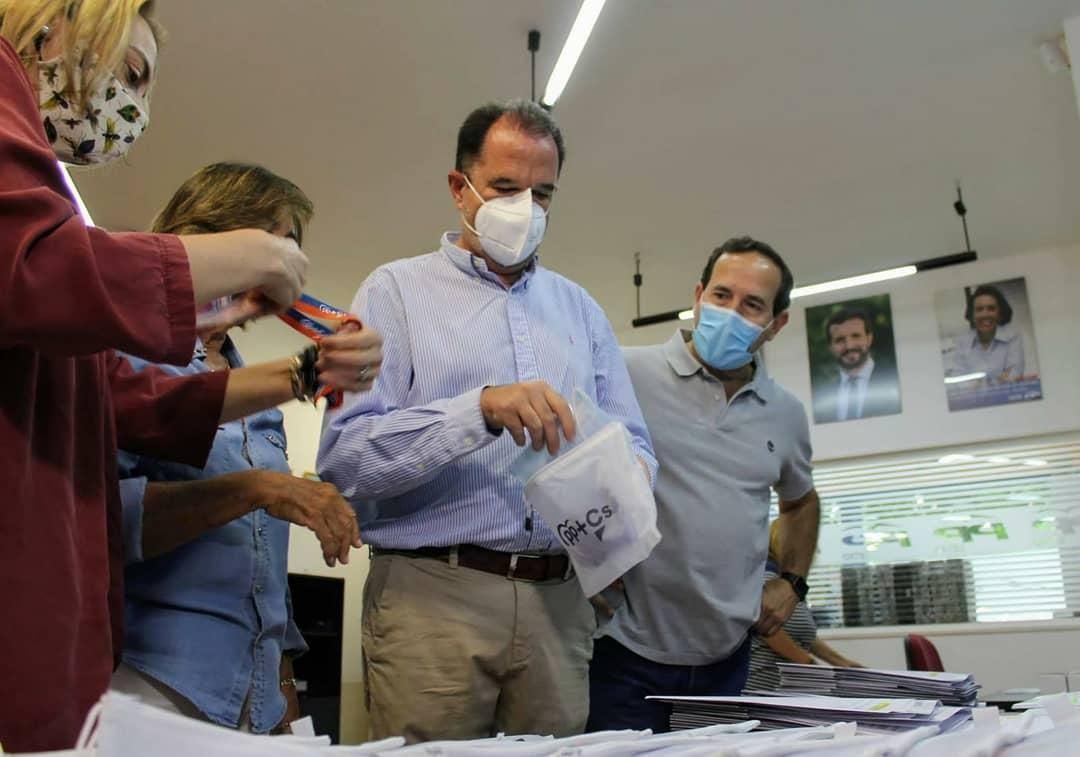 Carlos Iturgaiz y su equipo