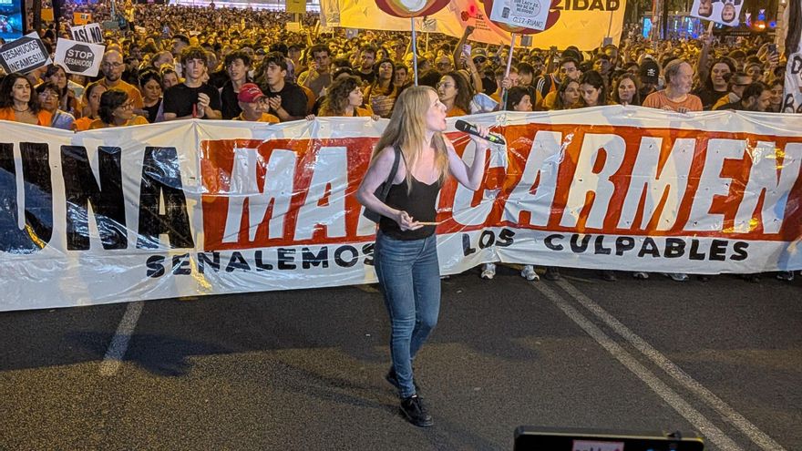Cristina, vecina de Tribulete, 7, toma la palabra frente al Congreso.