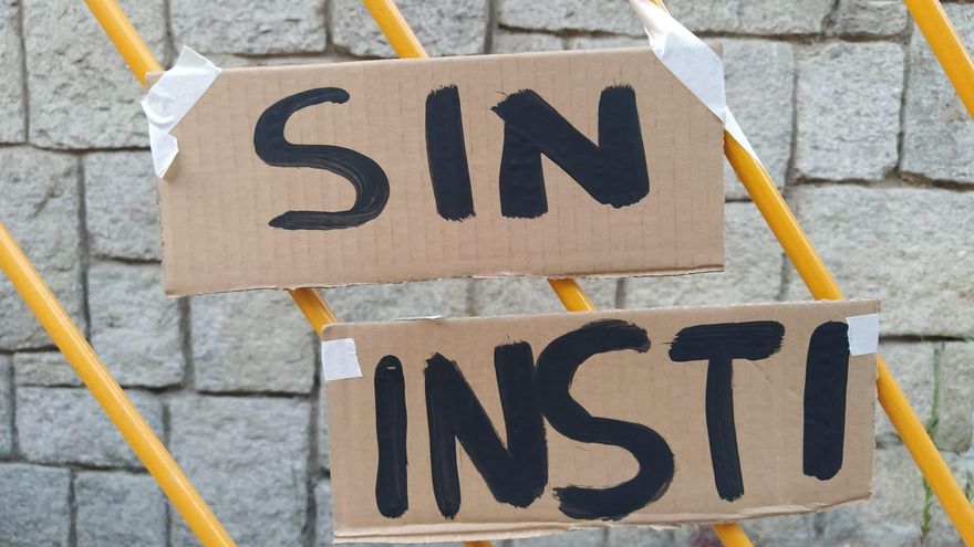 Una de las pancartas que reclama las plazas del instituto en el CEIP Antonio Machado.