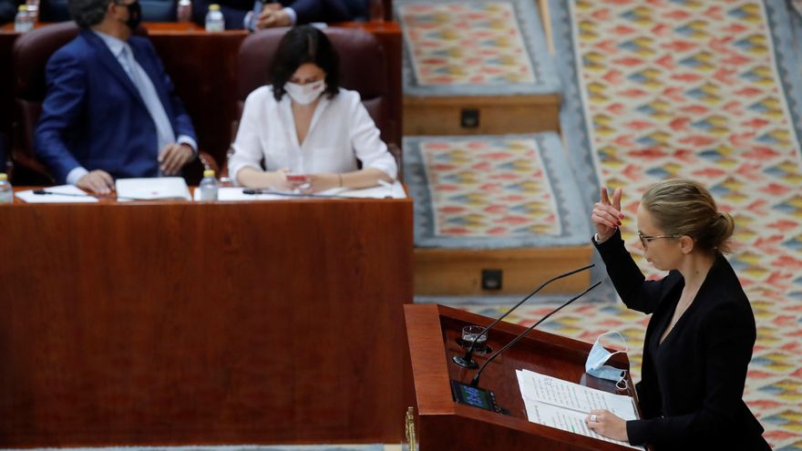 La portavoz de Unidas Podemos en la Asamblea de Madrid, Carolina Alonso (d), interviene durante la segunda jornada del debate de la sesión de investidura de la XII Legislatura de la Comunidad de Madrid