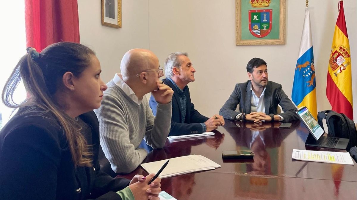 El director general de Infraestructura, Sostenibilidad y Calidad Turística del Gobierno de Canarias, Héctor Mateo, junto con técnicos, se desplazó este miércoles a Barlovento donde fue recibido en el Ayuntamiento por el alcalde de la localidad, Jacob Qadri.