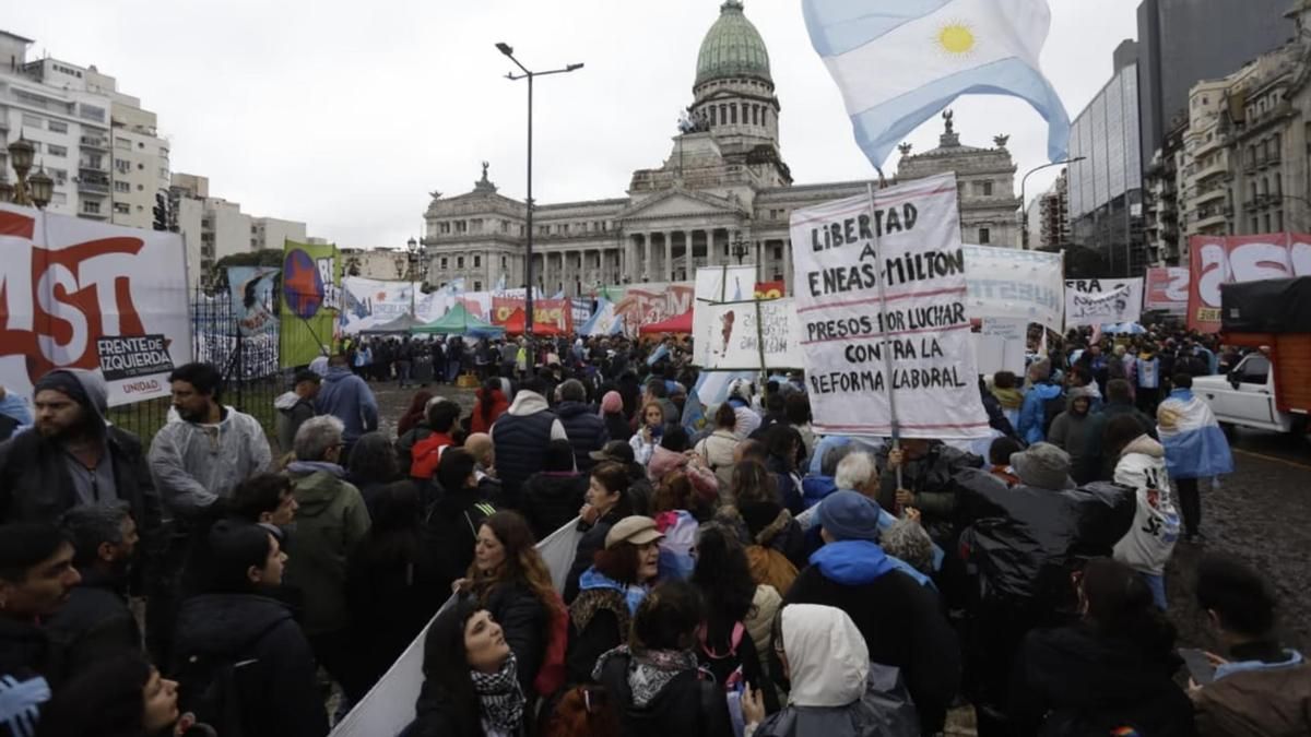 Bajo la lluvia, organizaciones sociales y gremiales protestan frente al Congreso contra la Ley de Propiedad Privada
